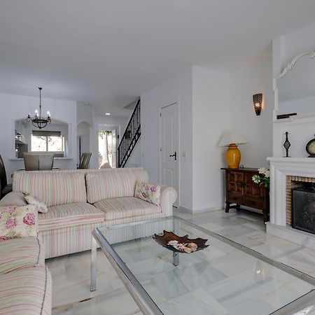 Quaint 2 Bedroom Townhouse With Pool Close To Sea! Benalmadena Bagian luar foto
