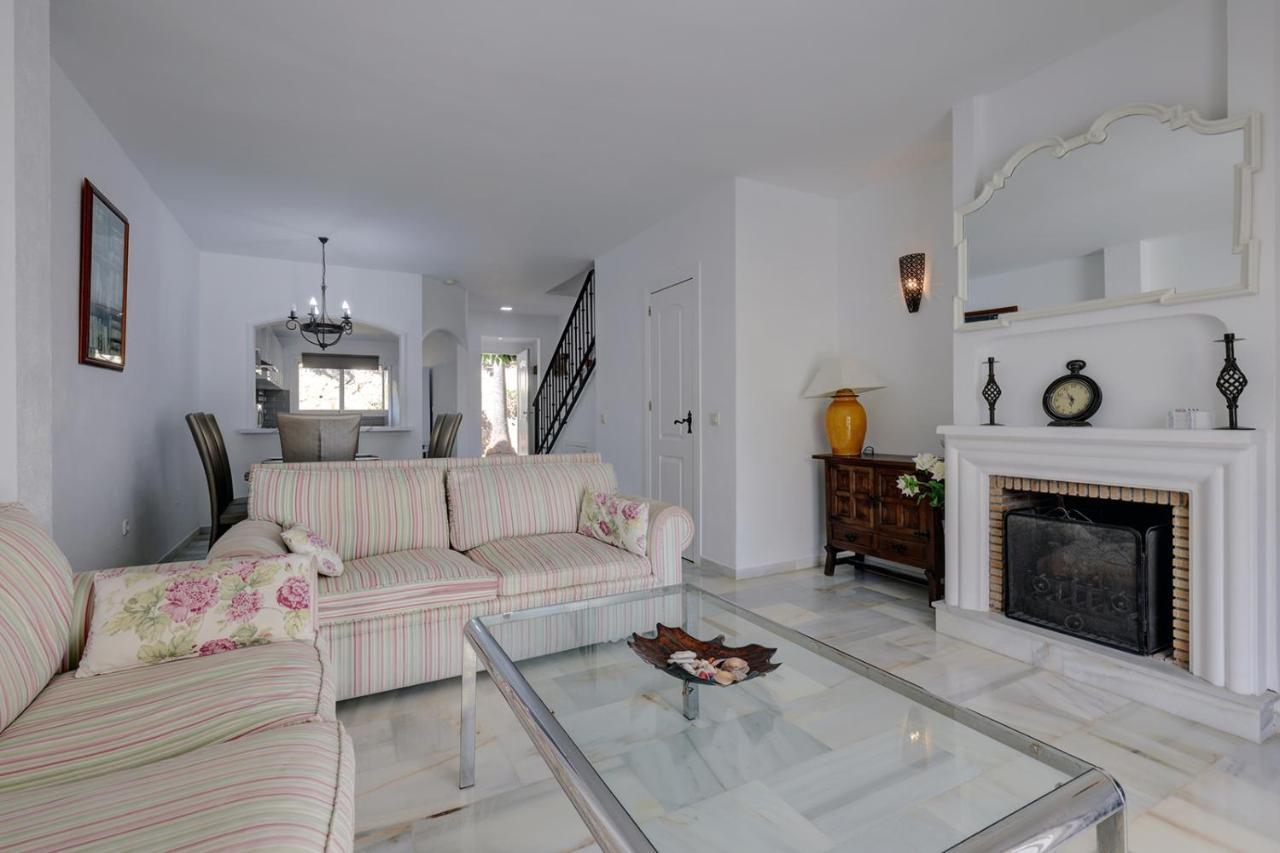 Quaint 2 Bedroom Townhouse With Pool Close To Sea! Benalmadena Bagian luar foto