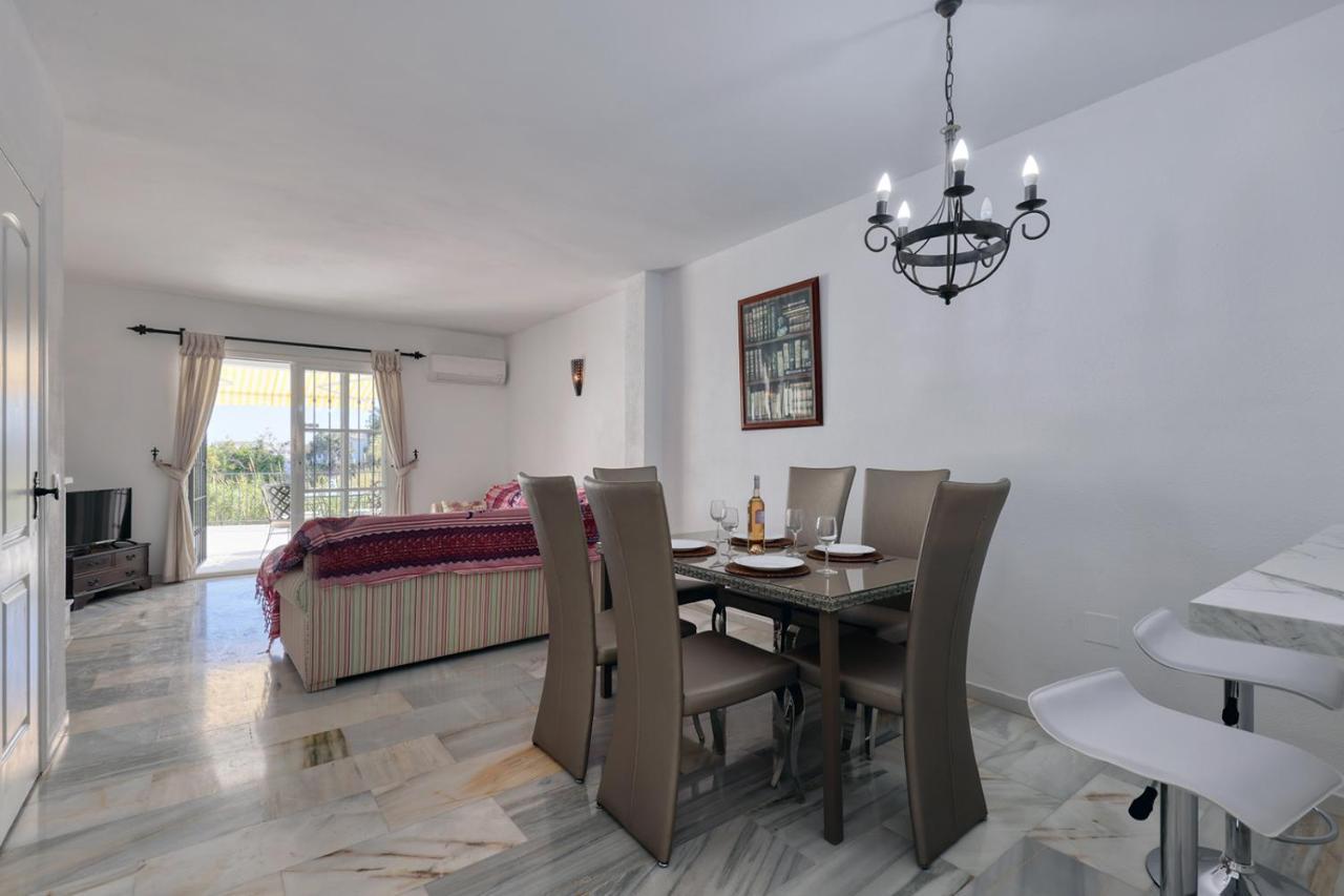 Quaint 2 Bedroom Townhouse With Pool Close To Sea! Benalmadena Bagian luar foto