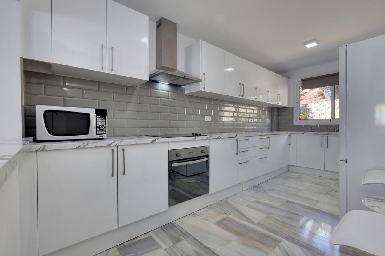 Quaint 2 Bedroom Townhouse With Pool Close To Sea! Benalmadena Bagian luar foto