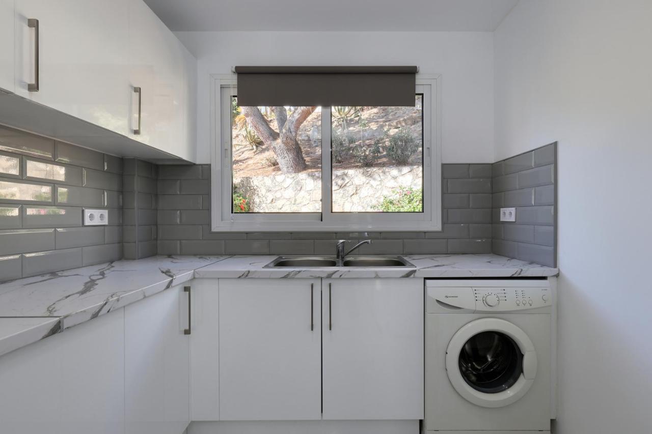 Quaint 2 Bedroom Townhouse With Pool Close To Sea! Benalmadena Bagian luar foto