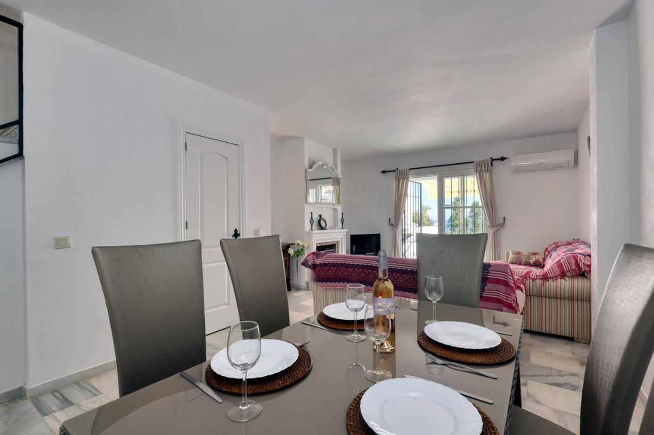 Quaint 2 Bedroom Townhouse With Pool Close To Sea! Benalmadena Bagian luar foto