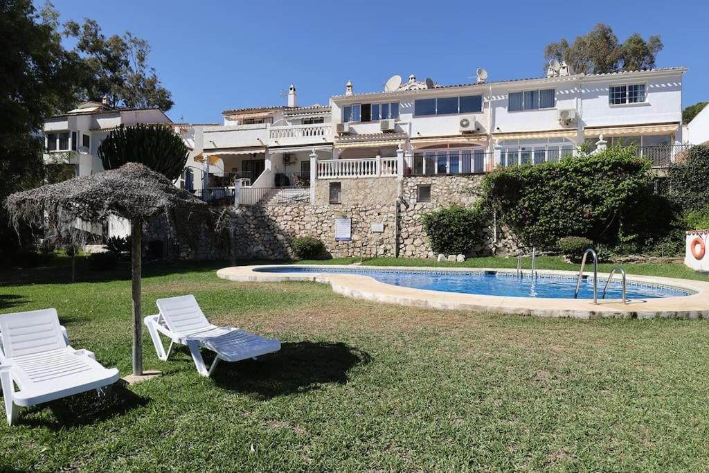 Quaint 2 Bedroom Townhouse With Pool Close To Sea! Benalmadena Bagian luar foto