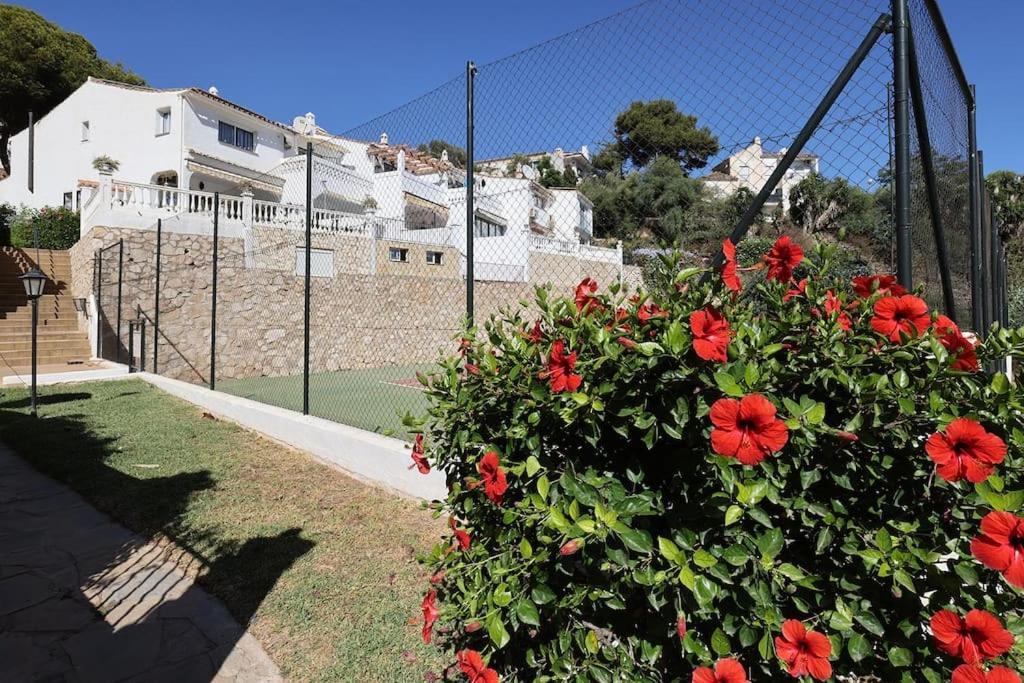 Quaint 2 Bedroom Townhouse With Pool Close To Sea! Benalmadena Bagian luar foto
