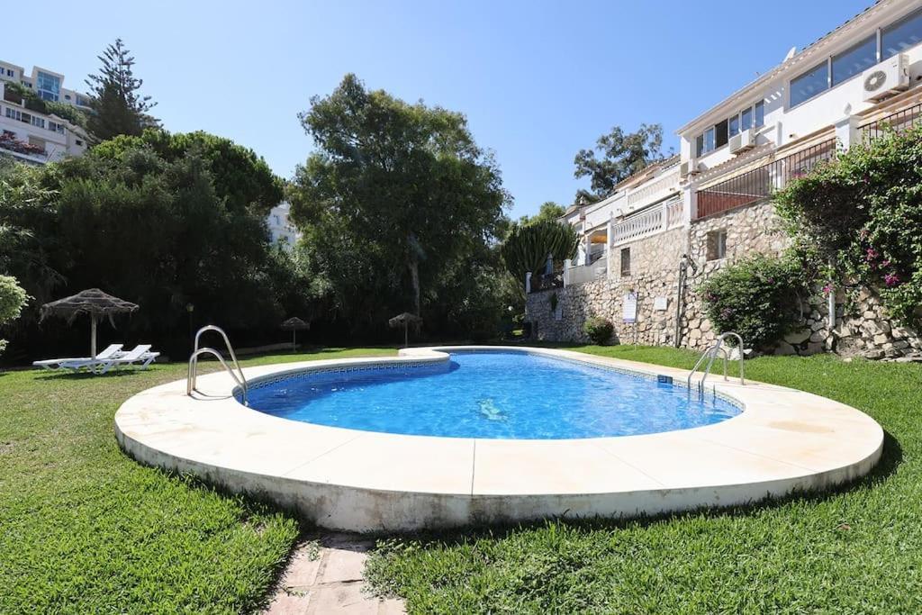 Quaint 2 Bedroom Townhouse With Pool Close To Sea! Benalmadena Bagian luar foto