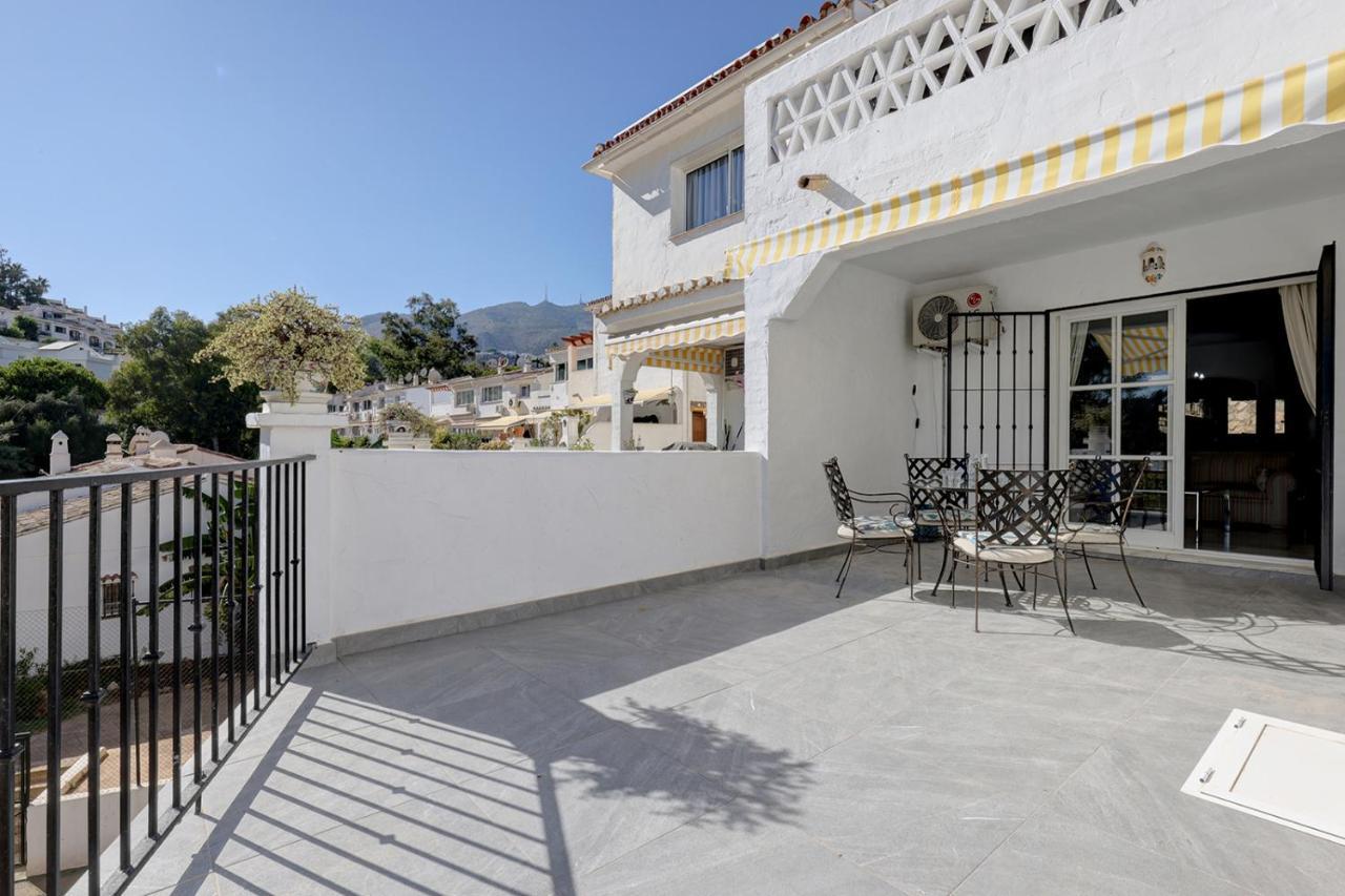 Quaint 2 Bedroom Townhouse With Pool Close To Sea! Benalmadena Bagian luar foto