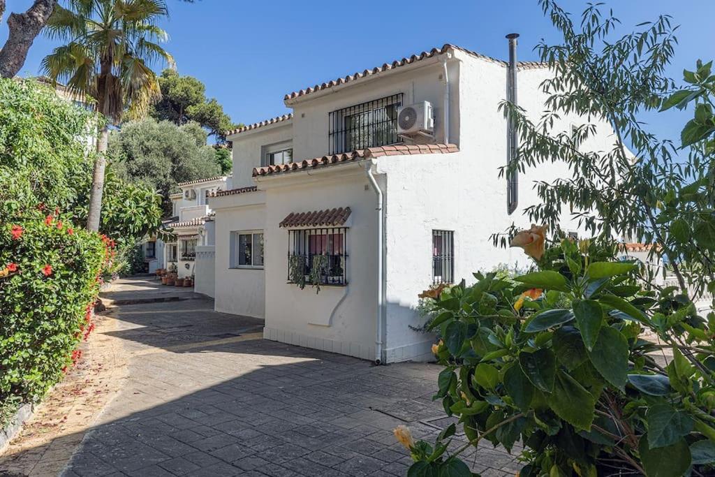 Quaint 2 Bedroom Townhouse With Pool Close To Sea! Benalmadena Bagian luar foto