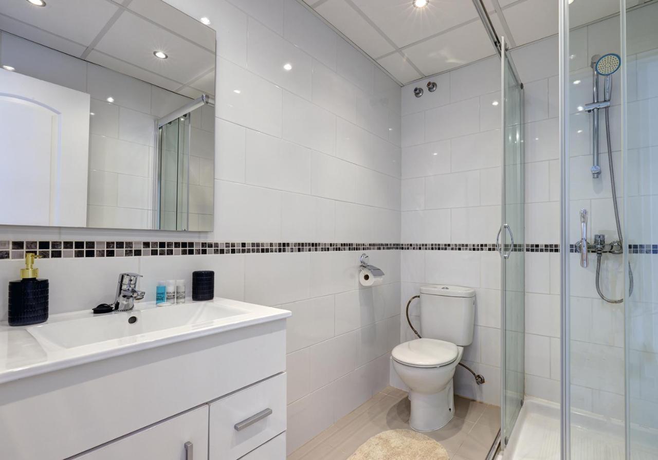 Quaint 2 Bedroom Townhouse With Pool Close To Sea! Benalmadena Bagian luar foto