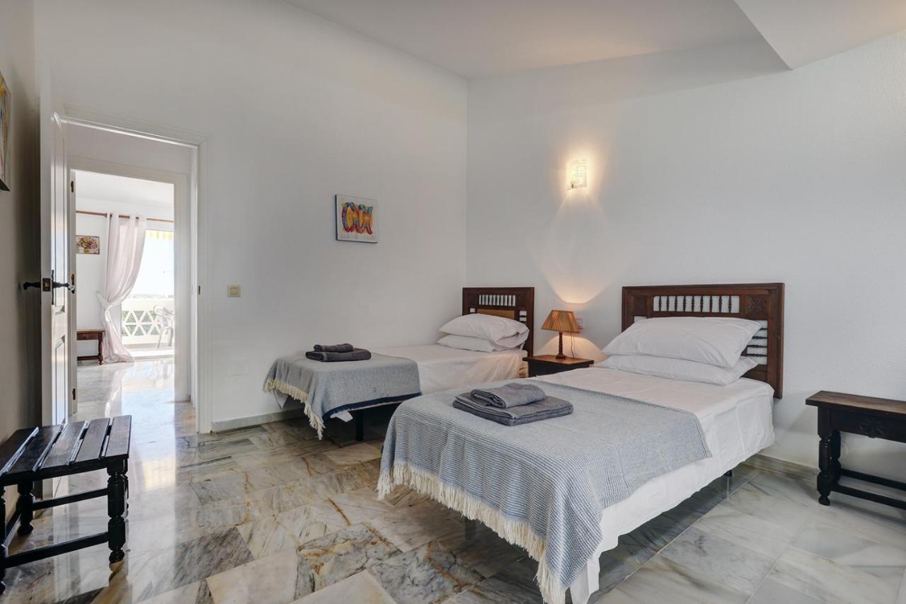Quaint 2 Bedroom Townhouse With Pool Close To Sea! Benalmadena Bagian luar foto