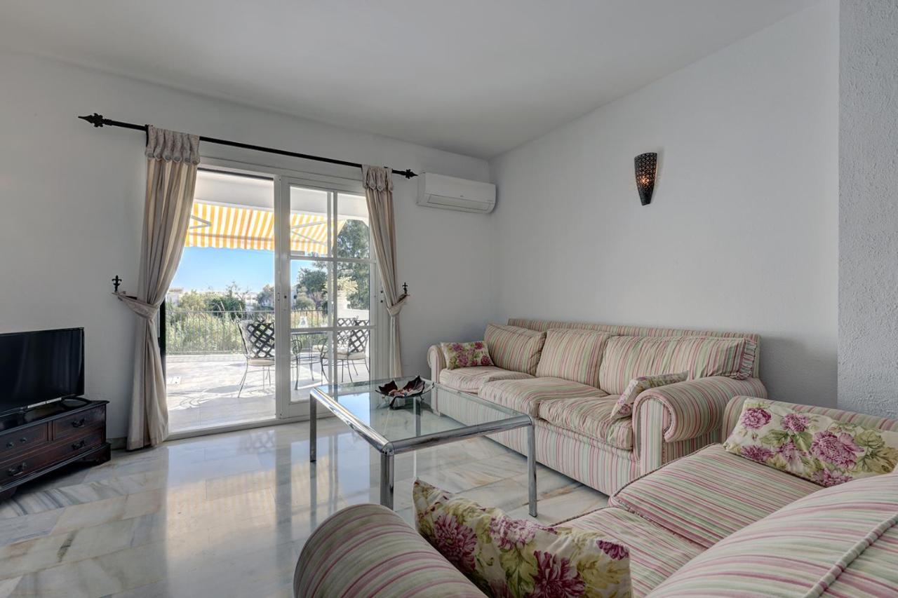 Quaint 2 Bedroom Townhouse With Pool Close To Sea! Benalmadena Bagian luar foto