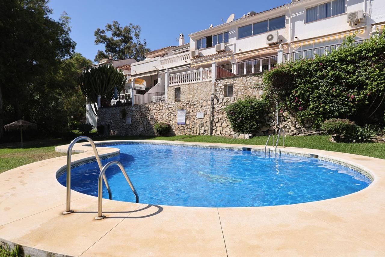 Quaint 2 Bedroom Townhouse With Pool Close To Sea! Benalmadena Bagian luar foto
