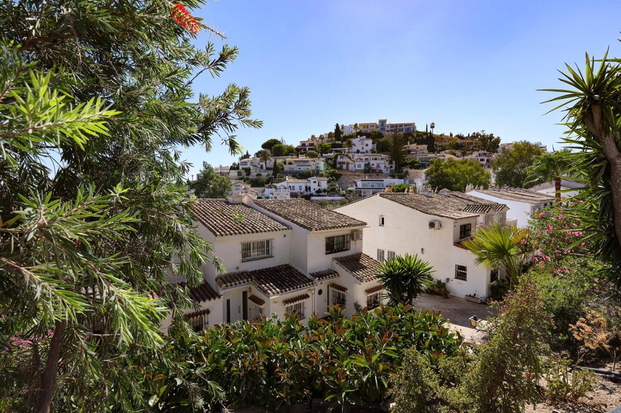 Quaint 2 Bedroom Townhouse With Pool Close To Sea! Benalmadena Bagian luar foto