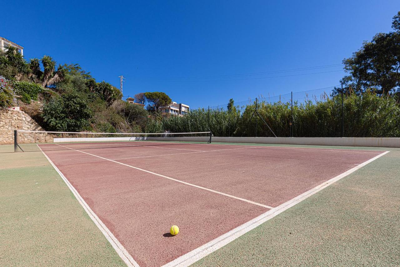 Quaint 2 Bedroom Townhouse With Pool Close To Sea! Benalmadena Bagian luar foto