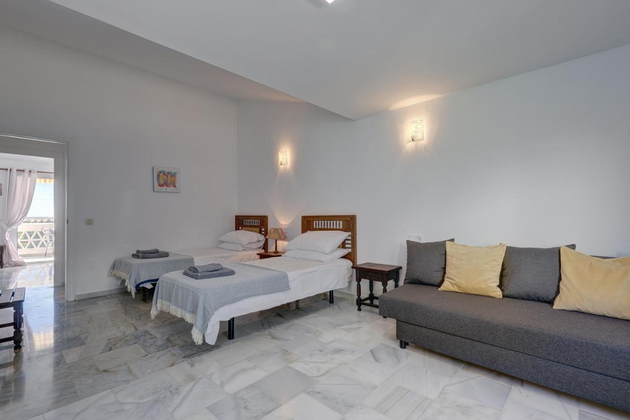 Quaint 2 Bedroom Townhouse With Pool Close To Sea! Benalmadena Bagian luar foto