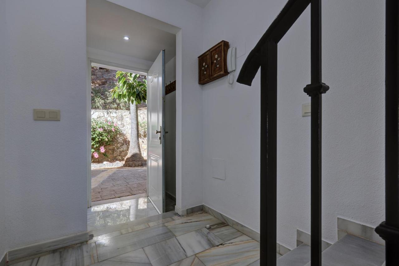 Quaint 2 Bedroom Townhouse With Pool Close To Sea! Benalmadena Bagian luar foto