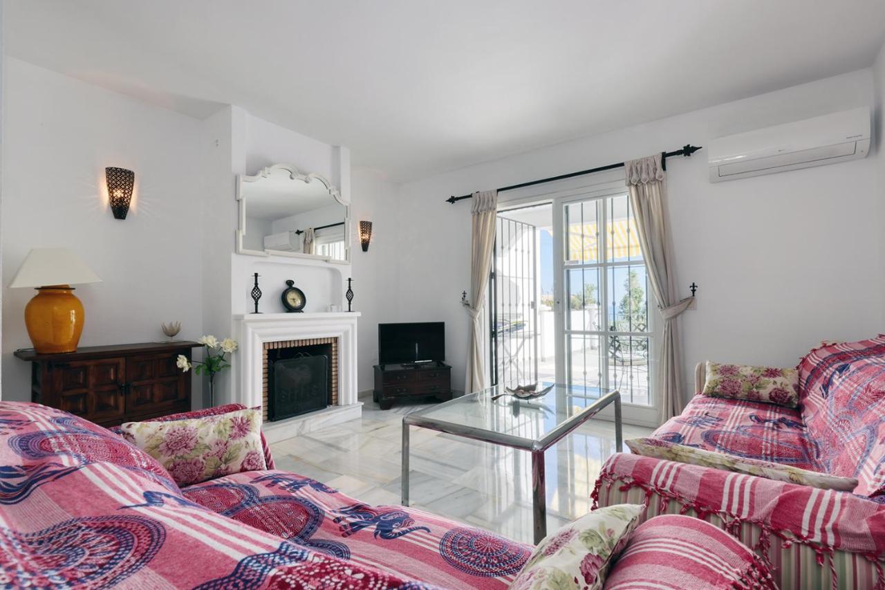 Quaint 2 Bedroom Townhouse With Pool Close To Sea! Benalmadena Bagian luar foto