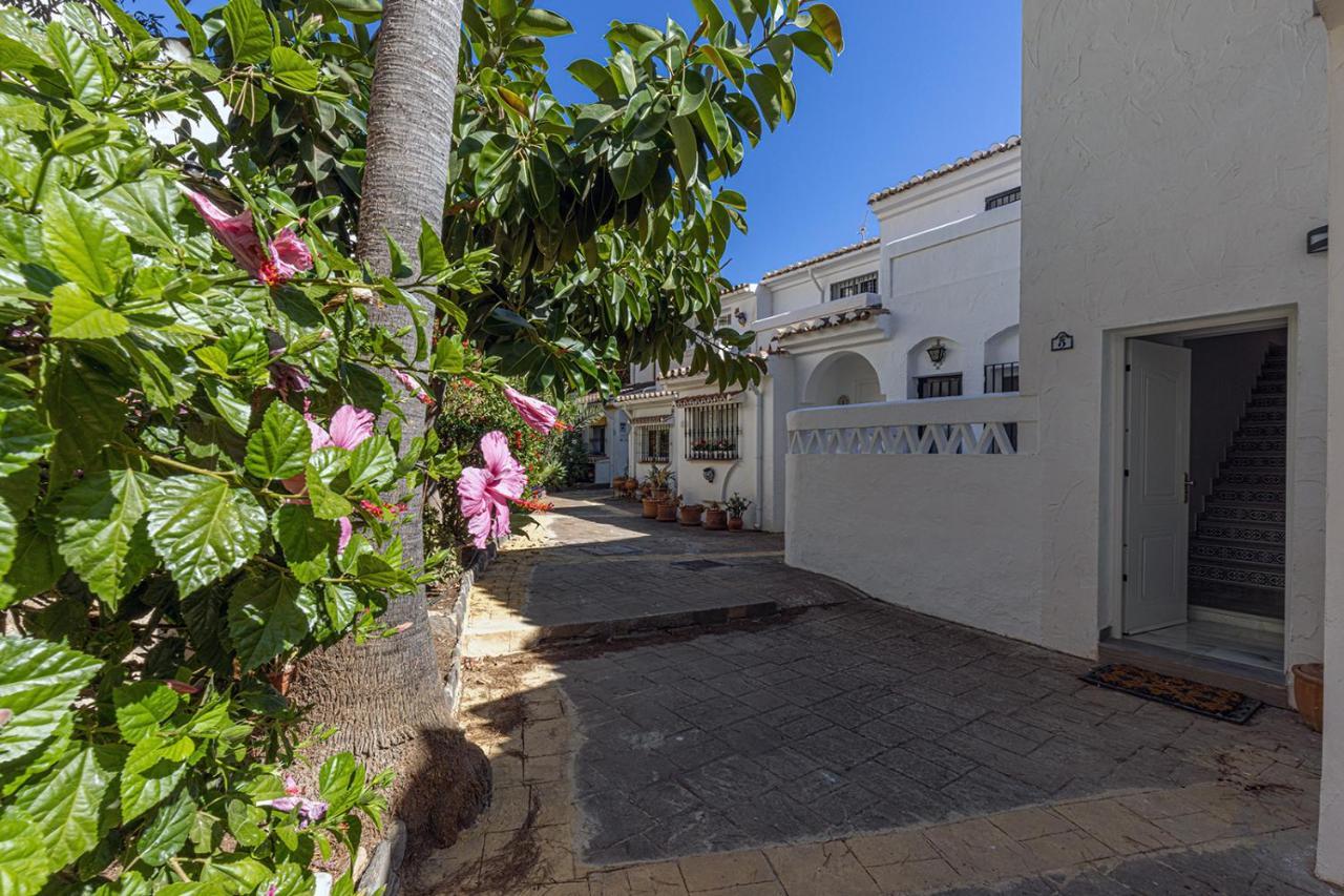 Quaint 2 Bedroom Townhouse With Pool Close To Sea! Benalmadena Bagian luar foto