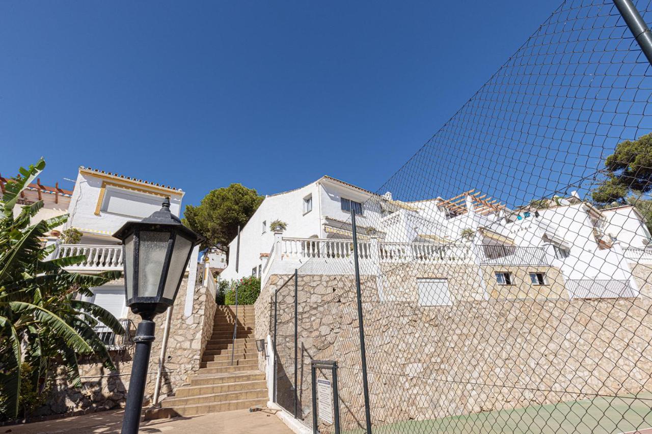 Quaint 2 Bedroom Townhouse With Pool Close To Sea! Benalmadena Bagian luar foto