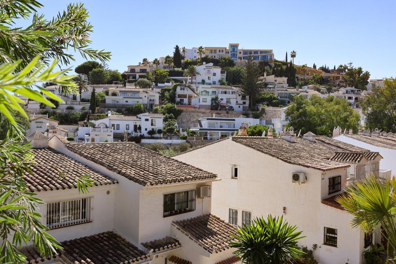 Quaint 2 Bedroom Townhouse With Pool Close To Sea! Benalmadena Bagian luar foto