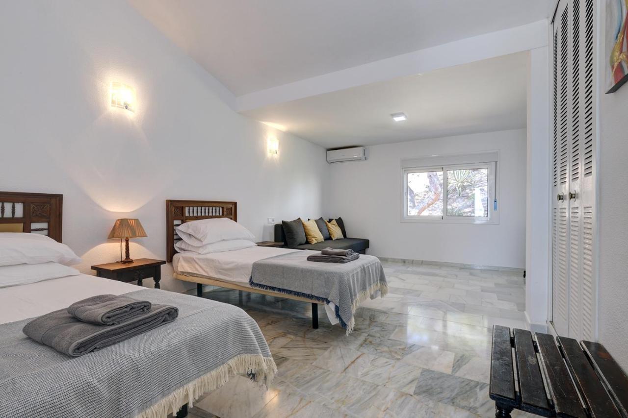 Quaint 2 Bedroom Townhouse With Pool Close To Sea! Benalmadena Bagian luar foto