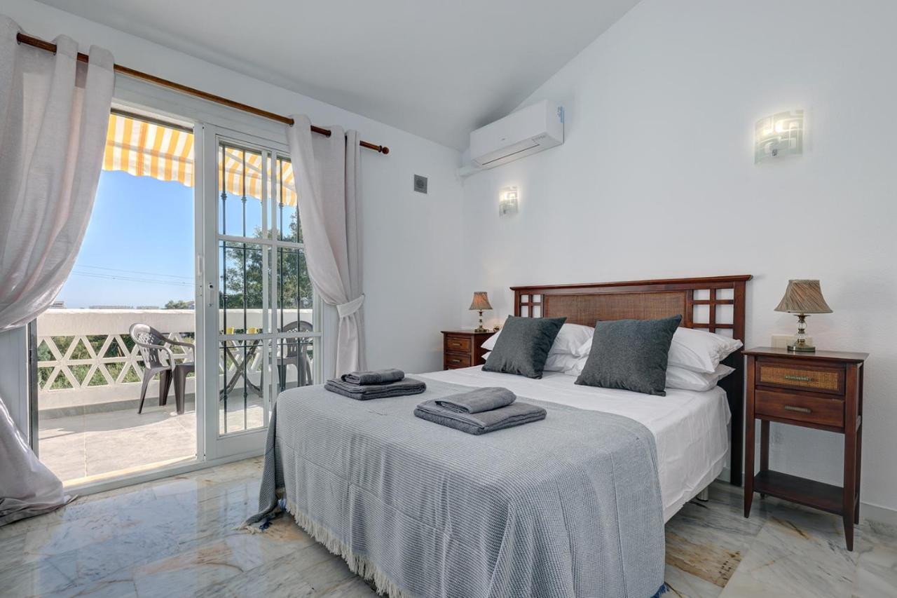 Quaint 2 Bedroom Townhouse With Pool Close To Sea! Benalmadena Bagian luar foto