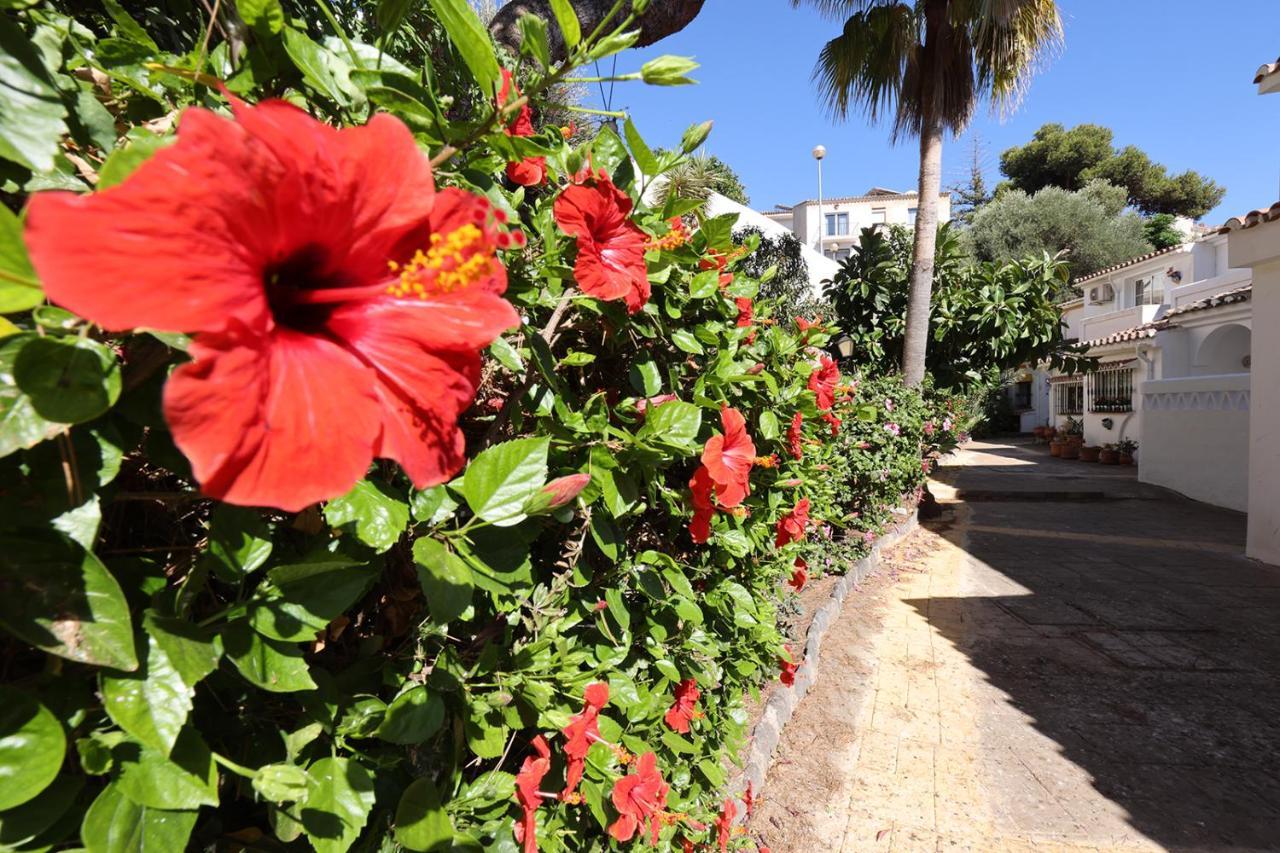 Quaint 2 Bedroom Townhouse With Pool Close To Sea! Benalmadena Bagian luar foto