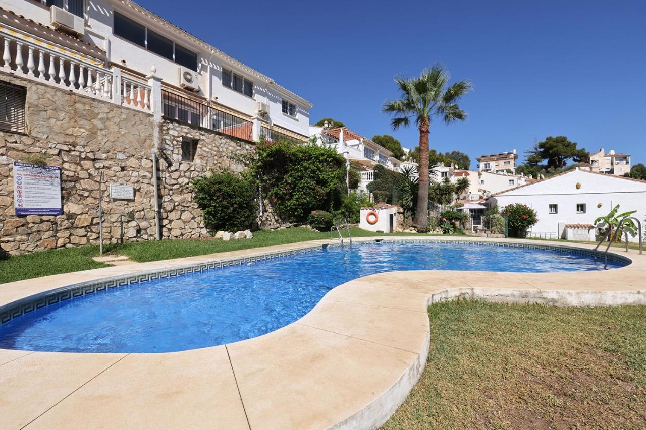 Quaint 2 Bedroom Townhouse With Pool Close To Sea! Benalmadena Bagian luar foto